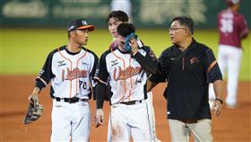 ▲林靖凱延長第12局被內野不規則彈跳球擊中左眼，立刻退場送醫治，傷勢待觀察。（圖／翻攝自統一獅官方粉絲團）