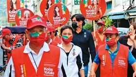 男負責在選舉期間貼身保護Kolas。（翻攝Kolas臉書）