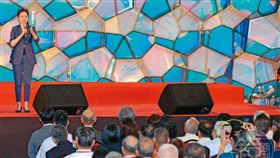 花蓮信賴台灣之友會成立，李妻（黃圈處）就在台下看著Kolas。（李妻衣服已變色處理）