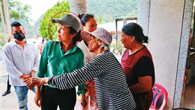 李妻突襲民宿時，發現房間裡有Kolas競選時常戴的帽子（紅圈處）。（翻攝Kolas臉書）