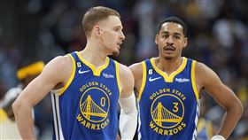 ▲勇士迪文謙索（Donte DiVincenzo）（左）拒絕夏季球員選擇權，傳言他可能加盟尼克。（圖／美聯社／達志影像）