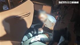 北市警方前往新店查緝槍毒犯，遭到對方開車衝撞，遂連開2槍制止。（圖／翻攝畫面）