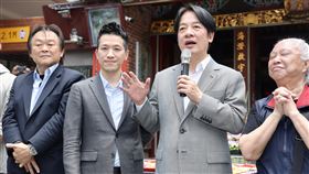 賴清德：守護台灣一定全力以赴副總統賴清德（右2）25日在民進黨立委何志偉（左2）、立委參選人王世堅（左）等人陪同下，赴霞海城隍廟參香並致詞表示，扛起守護台灣這個重責大任，他責無旁貸、全力以赴，他會守護台灣的主權、維護台海和平穩定的現狀，也會維護台灣的民主自由憲政體制，讓代代子孫都可以在台灣這塊土地上安居樂業。中央社記者張皓安攝  112年5月25日