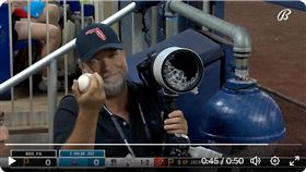 ▲場邊攝影師鏡頭被界外球打破。（圖／翻攝自Bally Sports Florida & Bally Sports Sun推特）