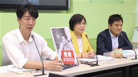 柯文哲提服貿議題  綠委籲勿用話術模糊民進黨立法院黨團幹事長劉世芳（中）、書記長莊瑞雄（右）與時任太陽花學運發言人吳崢（左）等人27日舉行記者會，對於台灣民眾黨總統參選人柯文哲近日就服貿議題的說法提出批評。中央社記者謝佳璋攝  112年6月27日