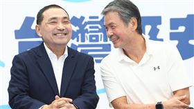 金溥聰任侯友宜競辦執行長（2）侯友宜競選辦公室28日在板橋舉行記者會，國民黨總統參選人侯友宜（左）親自出席介紹競選團隊新成員，邀請前國安會祕書長金溥聰（右）擔任競辦執行長，兩人在記者會上有說有笑。中央社記者王騰毅攝  112年6月28日