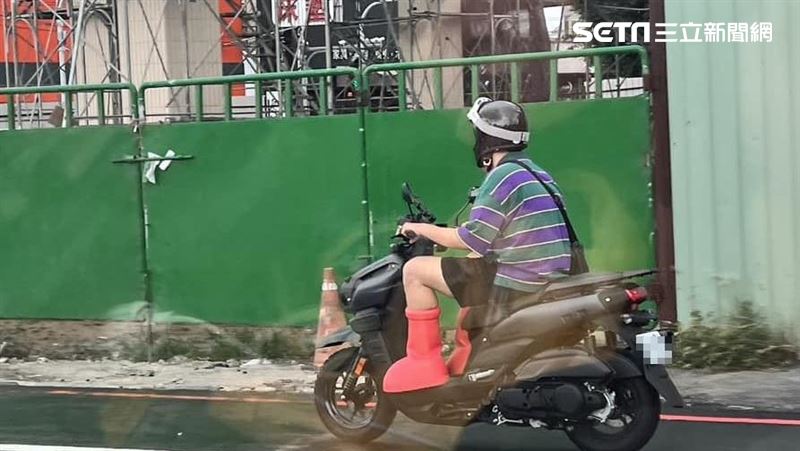 台南驚見原子小金剛？大紅靴驚人價格曝