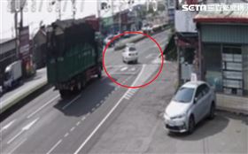 三寶老翁跨3車道迴轉！後方車直撞釀悲劇（圖／翻攝畫面）