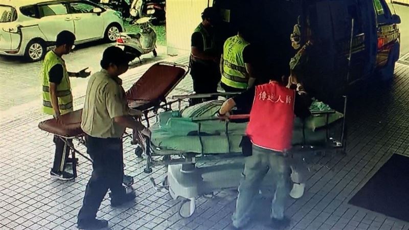 路在燒！翁騎車自撞　醫師驚：體溫近41度