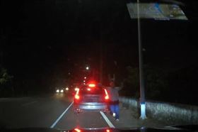 露營被毒蛇咬傷大拇指！業者攔警車幫送醫（圖／翻攝畫面）