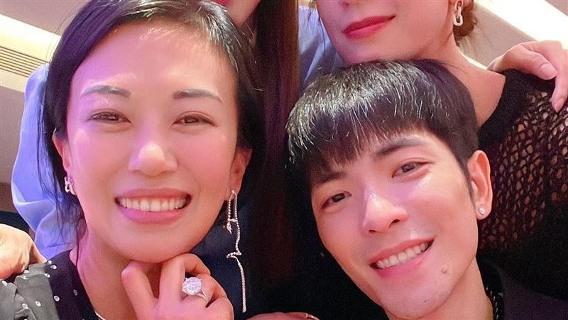 蕭敬騰豪砸13克拉鑽戒　賈靜雯曬照全露餡