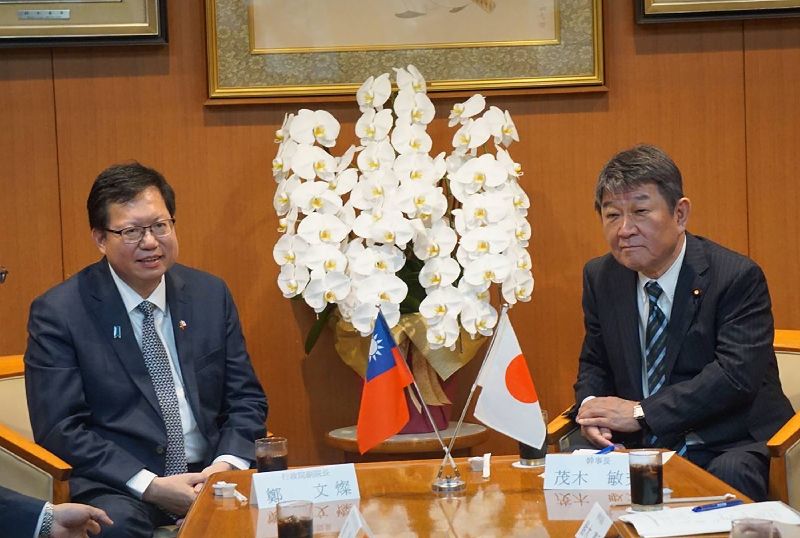 前行政院f副院長鄭文燦（左）曾到日本自民黨總部拜會茂木敏充（右），雙方相談甚歡