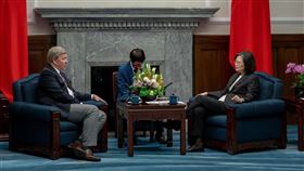蔡英文總統今（28）日下午接見「美國聯邦眾議院軍事委員會主席羅傑斯（Mike Rogers）訪問團」。（圖／總統府提供)