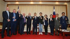 愛爾蘭國會跨黨派訪團拜會立法院（2）愛爾蘭國會眾議院友台小組主席麥基尼斯（John McGuinness）（左5）28日率團拜會立法院副院長蔡其昌（右6），訪團成員與立院各黨團代表比讚合影。中央社記者郭日曉攝  112年6月28日