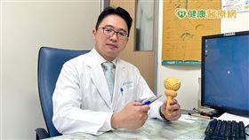 苗栗大千醫院泌尿科主任吳亞伸醫生提醒，50歲以上男性應定期檢查PSA指數，及早發現及早治療，才是對抗攝護腺癌的不二法門。