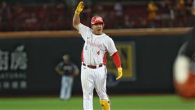 ▲吉力吉撈．鞏冠敲出包括勝利打點在內的4分打點，獲選為28日龍象大戰的單場MVP。（圖／味全龍球團提供）