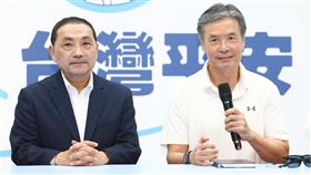 金溥聰投入選戰  出任侯友宜競選辦公室執行長國民黨總統參選人侯友宜（左）28日在板橋舉行記者會，公布競選辦公室最新人事，由前國安會祕書長金溥聰（右）擔任執行長，金溥聰說為了國家未來願意盡個人力量，幫侯友宜打贏這場仗。中央社記者王騰毅攝  112年6月28日
