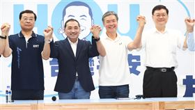 侯友宜競選辦公室最新人事公布（1）國民黨總統參選人侯友宜（左2）28日在板橋舉行記者會，公布競選辦公室最新人事，由前國安會祕書長金溥聰（右2）擔任執行長，國民黨立法院黨團總召曾銘宗（左）擔任組織召集人，前行政院副院長杜紫軍（右）任國政顧問團召集人。中央社記者王騰毅攝  112年6月28日