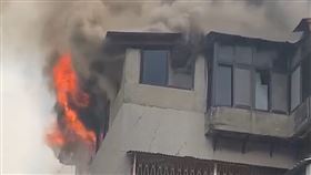 萬華萬大路公寓火警。（圖／翻攝畫面）