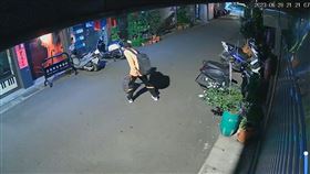 男子酒後沿途撬機車　民眾氣憤報警PO網提醒