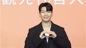 魏嘏雋擔任韓國市場台灣觀光代言人（3）韓星魏嘏雋應交通部觀光局之邀，擔任韓國市場台灣觀光代言人，29日現身台北出席記者會，手比愛心帥氣留影。中央社記者謝佳璋攝  112年6月29日