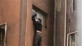 槍砲犯陳志明多次襲警拒捕，曾學蜘蛛人吊掛牆外。（圖／翻攝畫面）