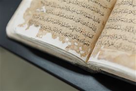 考究《古蘭經》紙張是以亞麻破布、繩子為材料，歷經八個月反覆找紙與染紙，終於備妥相配的麻紙，完成修復。（圖／文總提供）