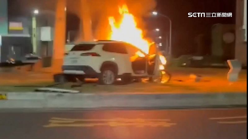 偷車賊不熟路況撞圓環　贓車瞬間燒成火球