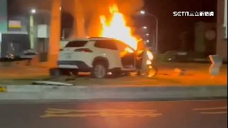偷車賊不熟路況撞圓環　贓車瞬間燒成火球