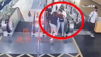 肢體碰撞釀衝突　男女互踩腳噴辣水攻擊