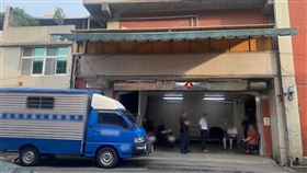 北市味噌廠楊姓員工在味噌桶內昏迷，送醫時已無生命跡象。（圖／翻攝畫面）