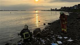 ▲新北市消防局獲報，捷運淡水站3號出口淡水河邊竄出大量濃煙，疑有人在焚燒物品。警、消立即派員前往，卻發現現場8名國中生正在燒課本，慶祝考完期末考。（圖／翻攝畫面）