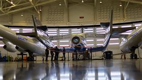 圖為人們站在維珍銀河公司營運的客運火箭飛機旁。（路透社）