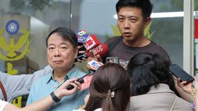  廖峻 、錦德現身警察局提告網紅伊妍。（圖／記者楊澍攝影）