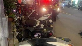 網友將機車停放在路旁機車格遭撞倒，維修費用29000元。（圖／翻攝自《爆料公社》）