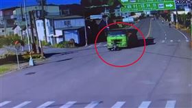 苗栗公館，砂石車追撞機車，騎士鬼切，人車分離，大字型貼車頭，捲入車底(圖／翻攝畫面)