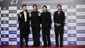 《黑的教育》導演柯震東率領三位主演蔡凡熙、朱軒洋、宋柏緯登上富川奇幻影展開幕紅毯。（圖／劇組提供）