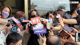 小紅老師抵達北檢！正式對NONO提告 （圖／記者楊佩琪攝）