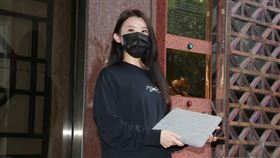 小紅老師抵達北檢！正式對NONO提告 （圖／邱榮吉攝影）