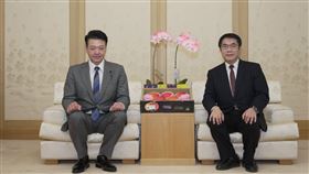 黃偉哲市長與群馬縣安孫子哲議長合影