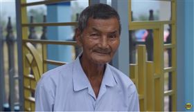 老翁「失眠70年」沒睡過！靠綠茶保持精力（圖／翻攝自Drew Binsky　YT頻道)