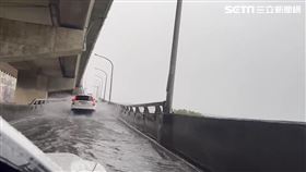 市民高架橋淹水及踝，用路人必須涉水而過。（圖／翻攝畫面）