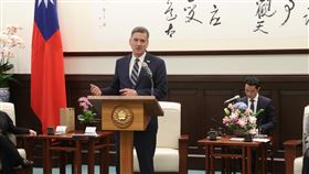 葛林：台美關係獨特  擁有共同利益與共享價值總統蔡英文（右）29日下午接見美國華府智庫「威爾遜國際學人中心」（Wilson Center）訪問團，會長葛林（Mark Green）（左2）致詞表示，台美關係非常獨特，不只有共同利益，還有共享的價值，尤其是體現在貿易、商業、自由、民主等價值面向。中央社記者鄭傑文攝  112年6月29日