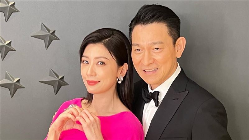 賈靜雯害羞依偎大咖男神　牽線人是天王嫂