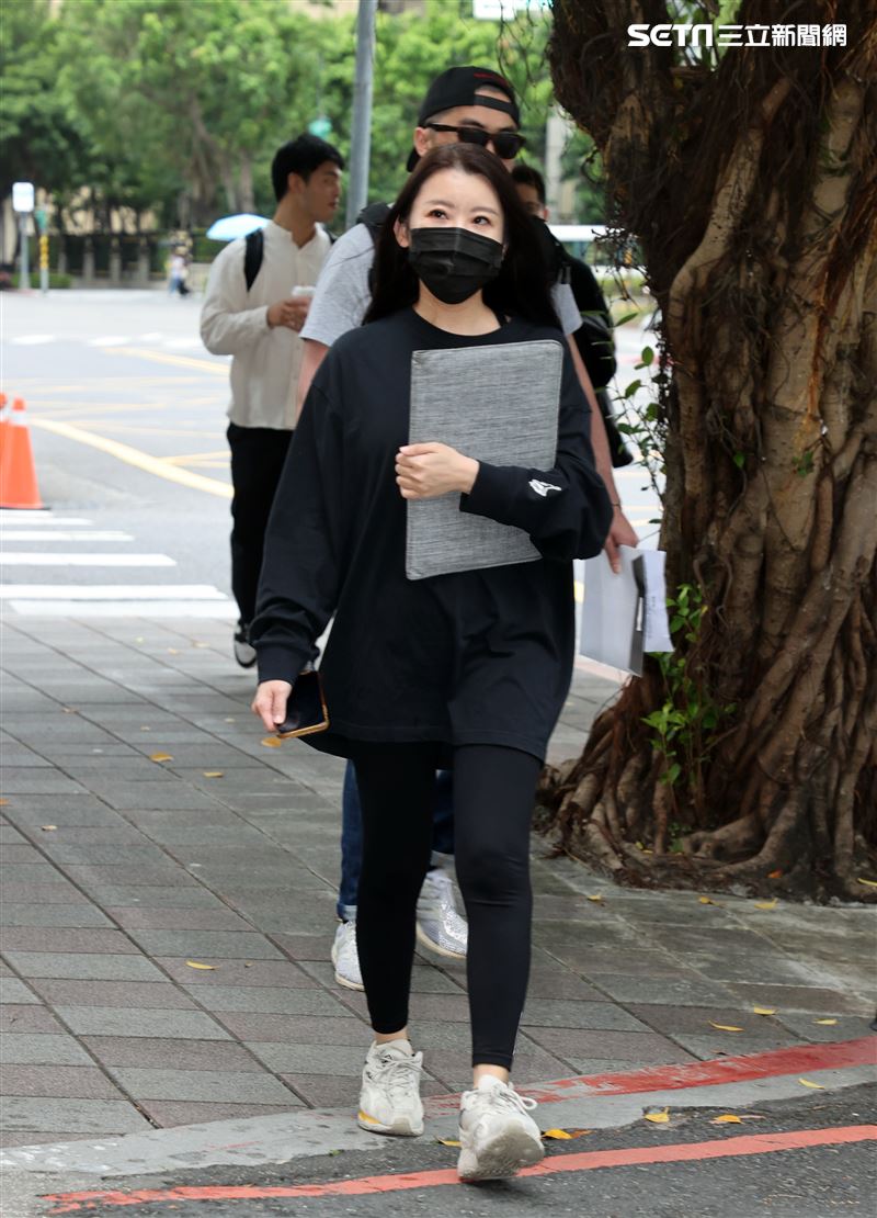 小紅老師到台北地檢署提告NONO。（圖/記者邱榮吉攝影）