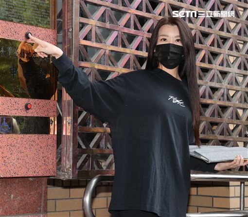 小紅老師到台北地檢署提告NONO。（圖/記者邱榮吉攝影）