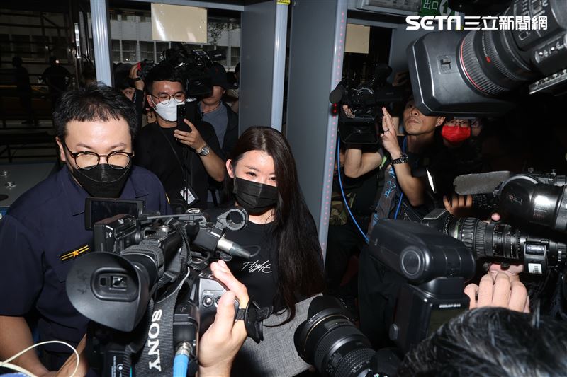 小紅老師到台北地檢署提告NONO。（圖/記者邱榮吉攝影）