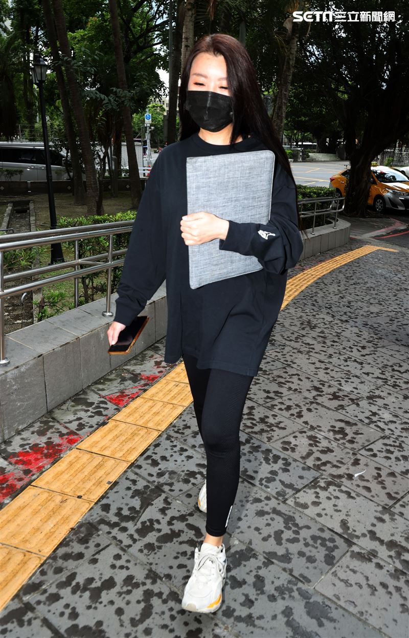 小紅老師到台北地檢署提告NONO。（圖/記者邱榮吉攝影）