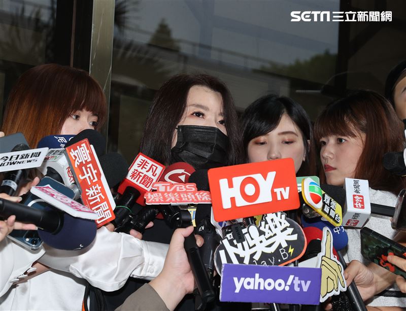 小紅老師到台北地檢署提告NONO。（圖/記者邱榮吉攝影）