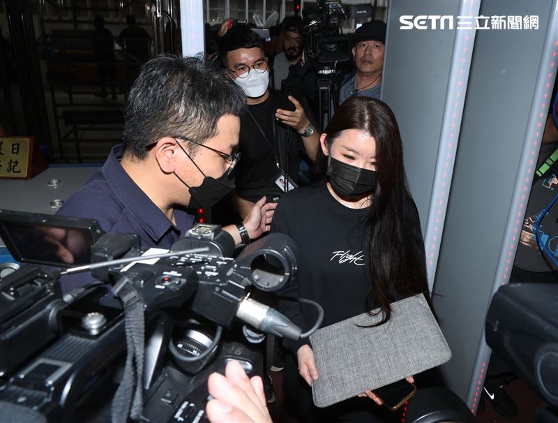 小紅老師到台北地檢署提告NONO。（圖/記者邱榮吉攝影）